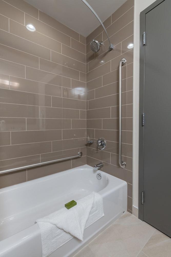 Best Western Plus Chestermere Hotel Екстер'єр фото