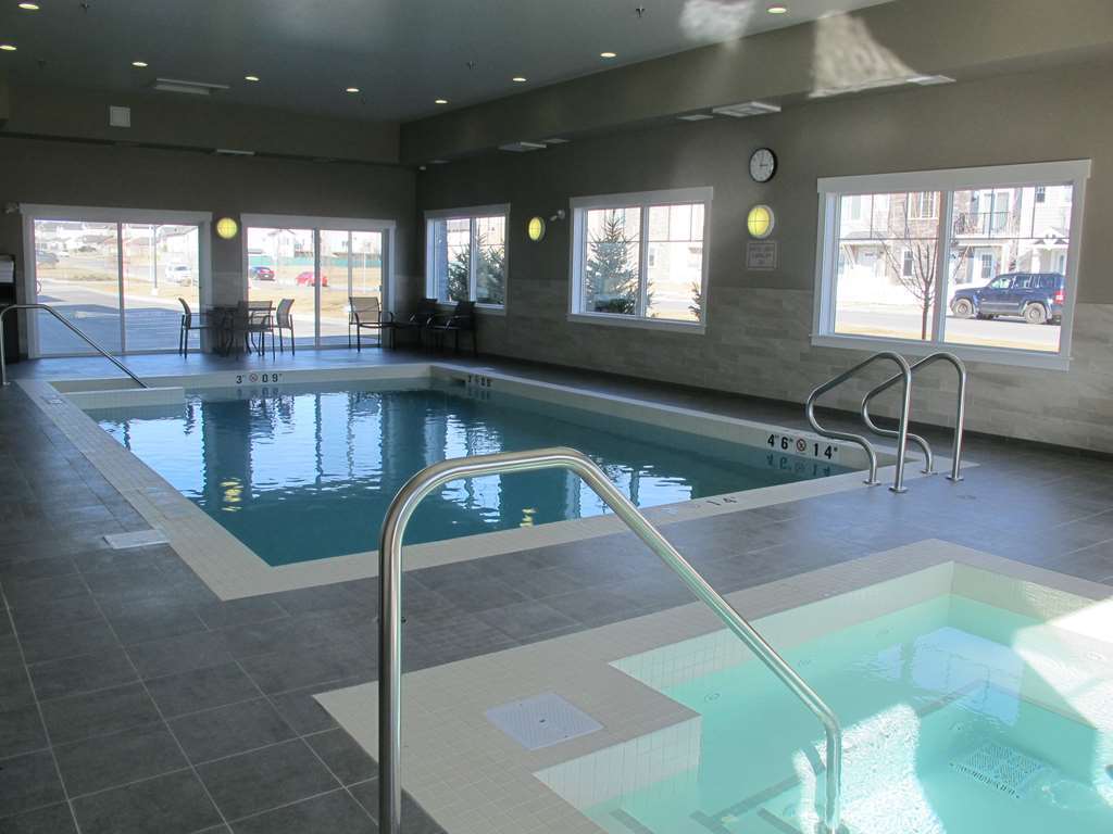 Best Western Plus Chestermere Hotel Зручності фото