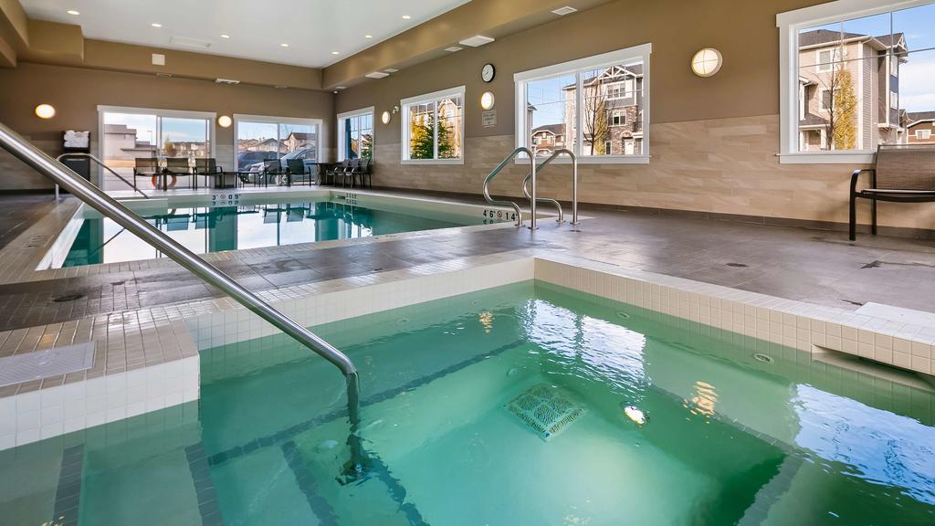 Best Western Plus Chestermere Hotel Екстер'єр фото