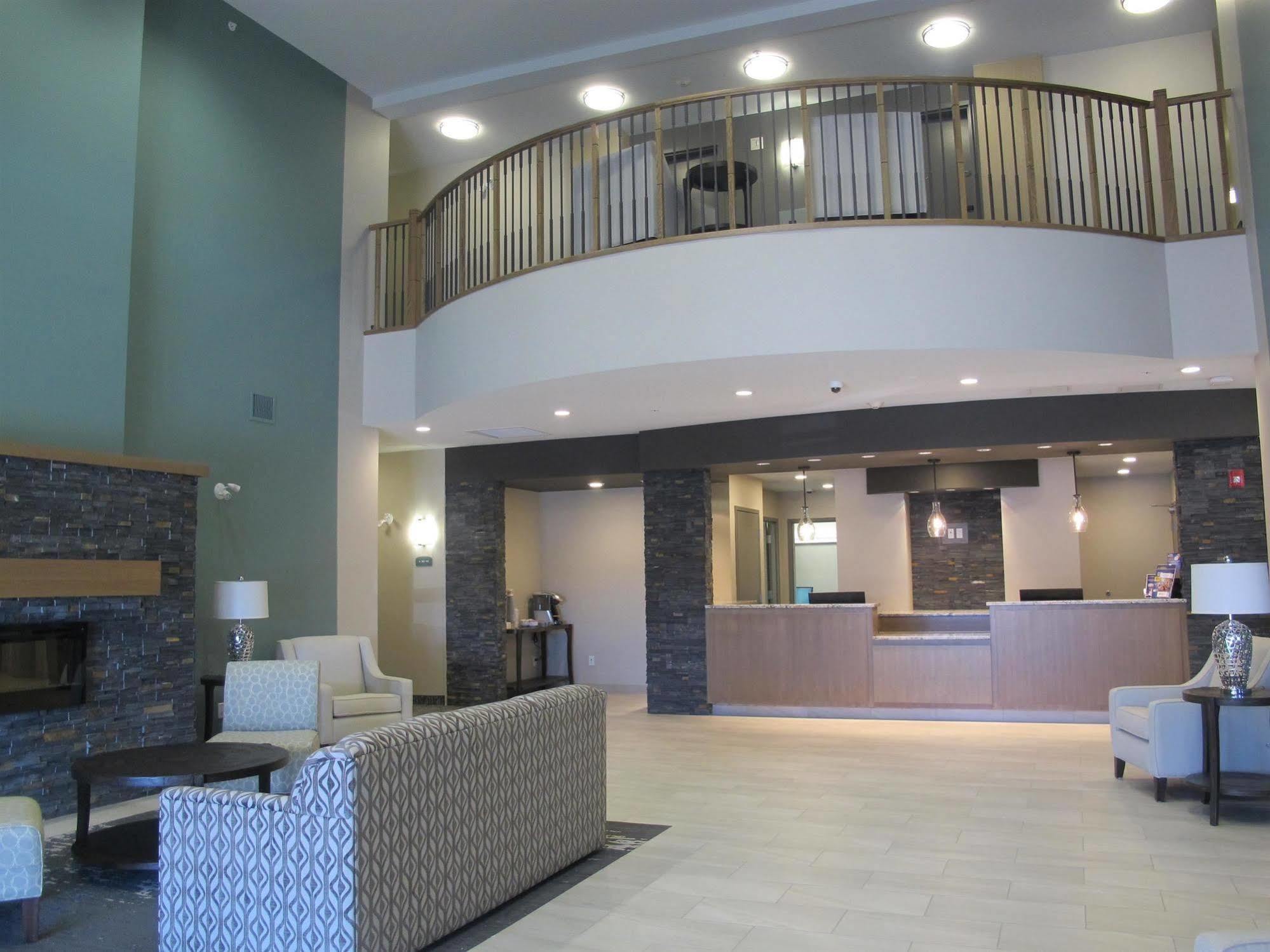 Best Western Plus Chestermere Hotel Екстер'єр фото