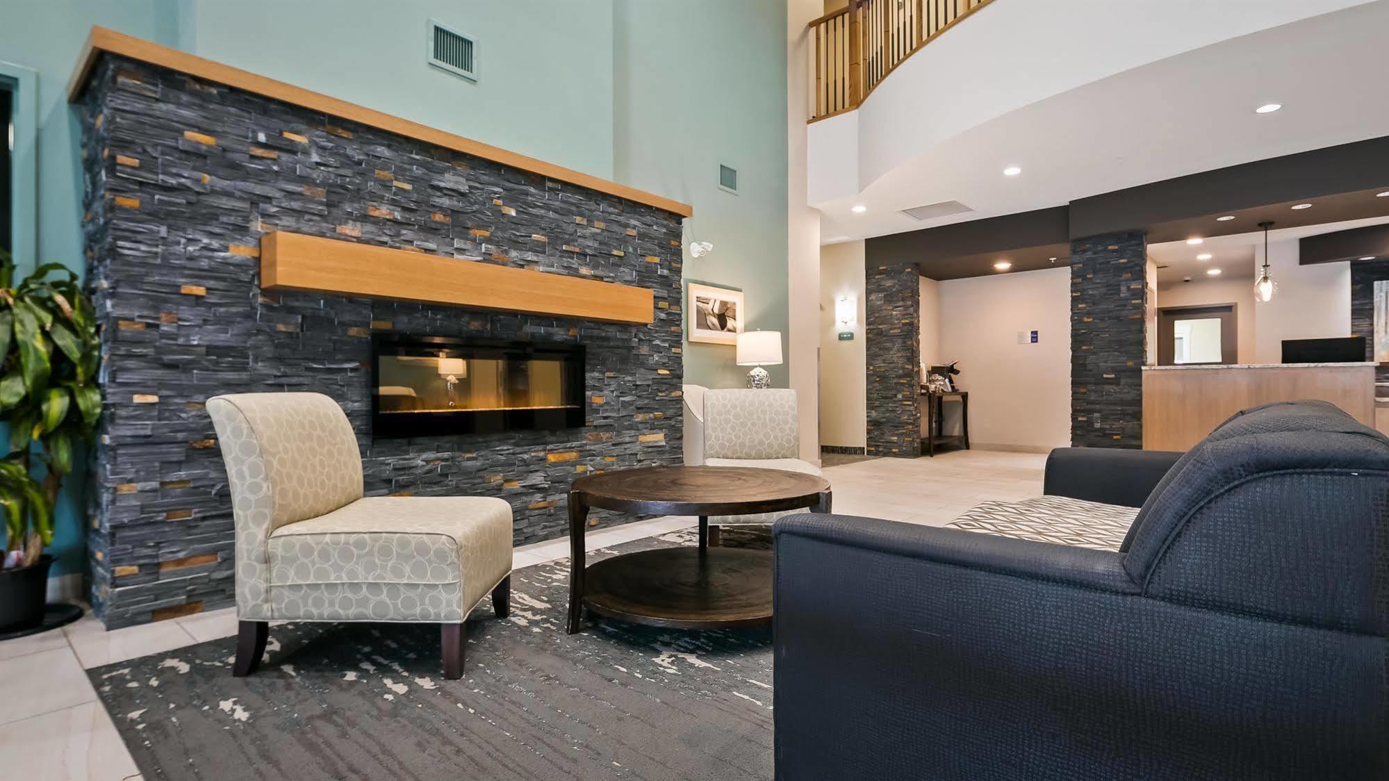 Best Western Plus Chestermere Hotel Екстер'єр фото