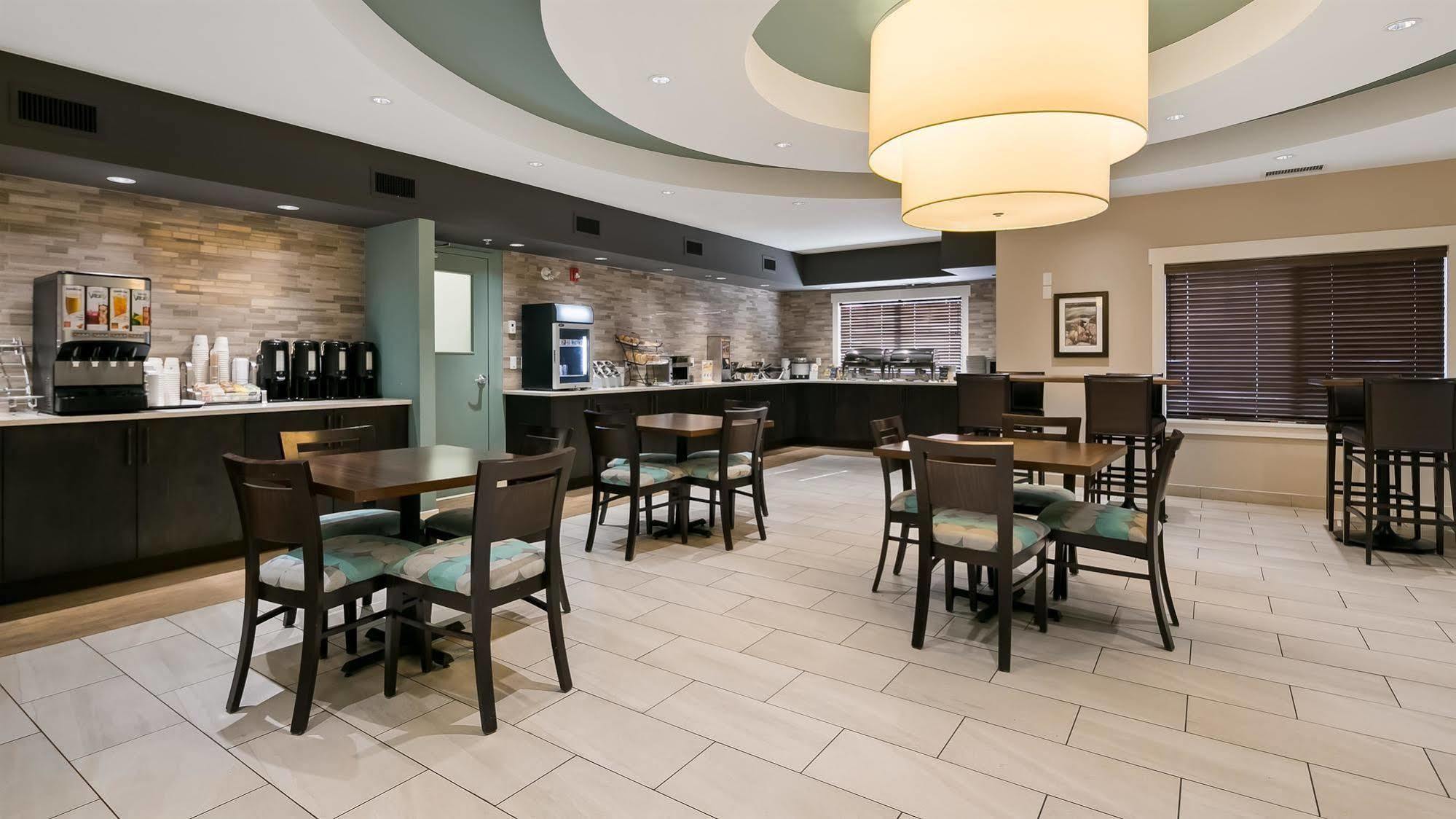 Best Western Plus Chestermere Hotel Екстер'єр фото
