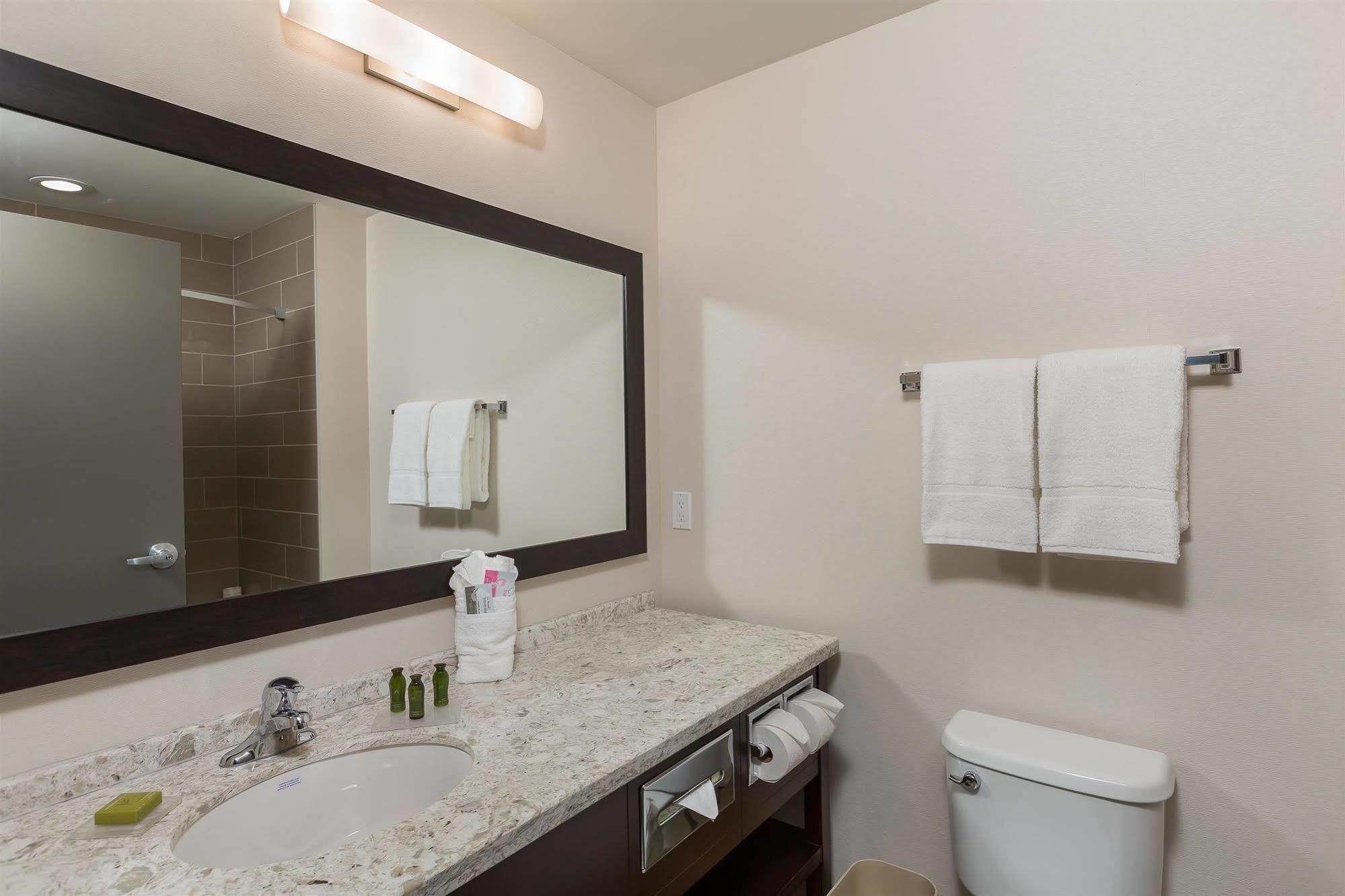 Best Western Plus Chestermere Hotel Екстер'єр фото