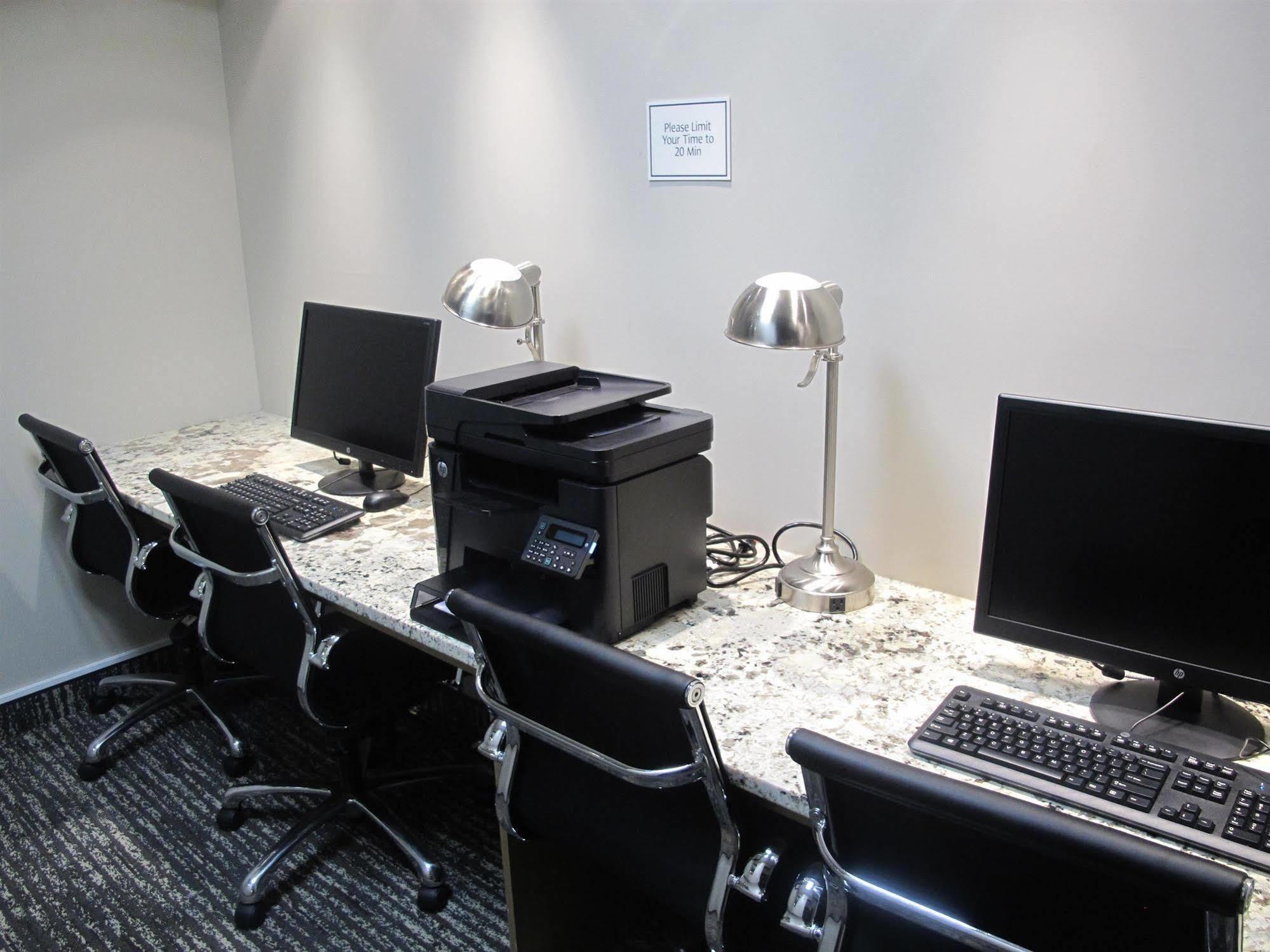 Best Western Plus Chestermere Hotel Екстер'єр фото