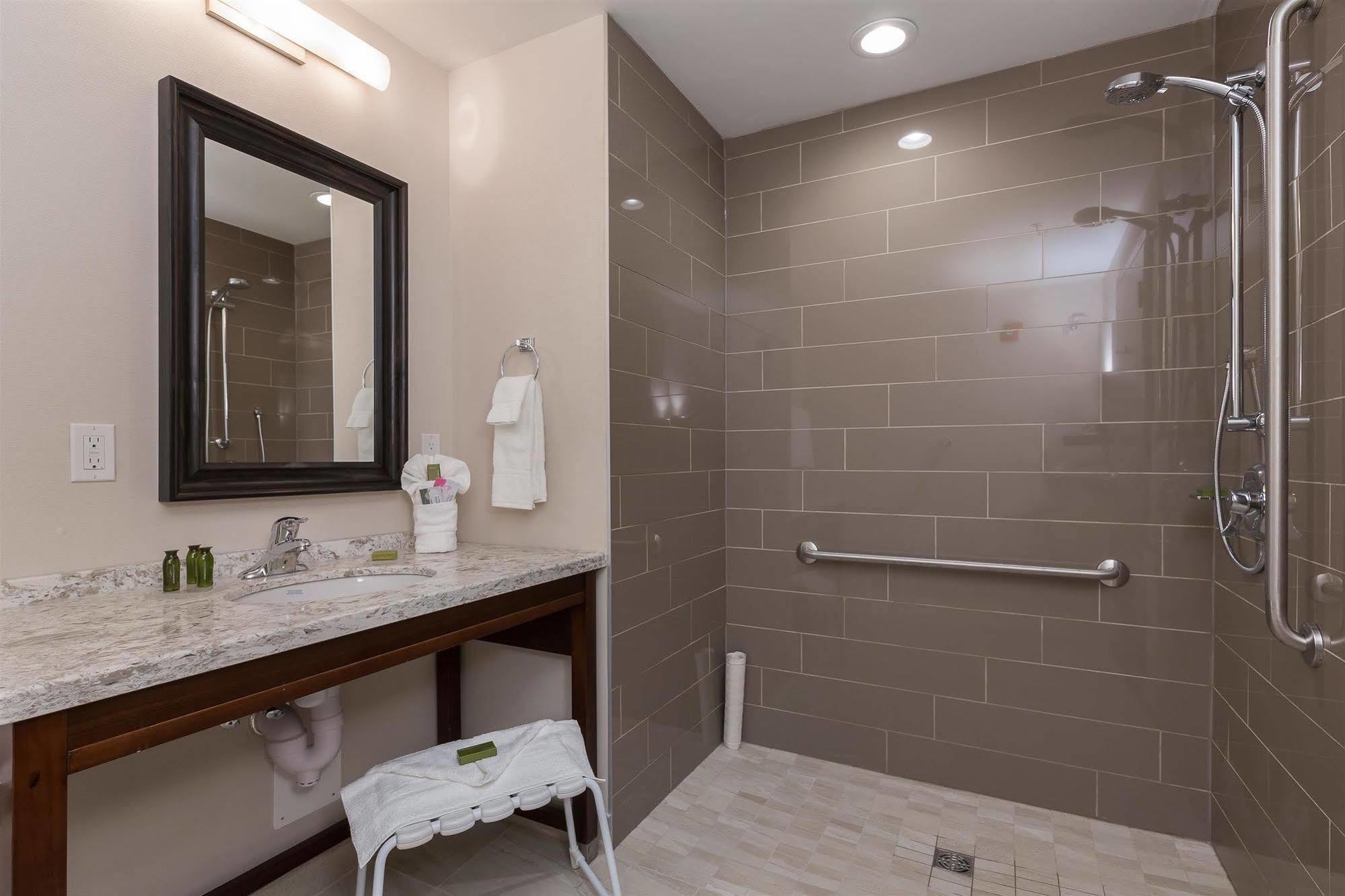 Best Western Plus Chestermere Hotel Екстер'єр фото