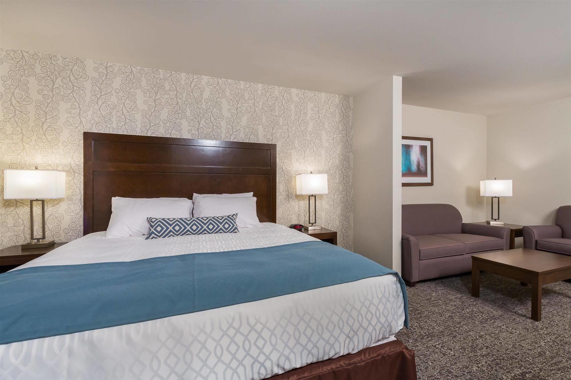 Best Western Plus Chestermere Hotel Екстер'єр фото