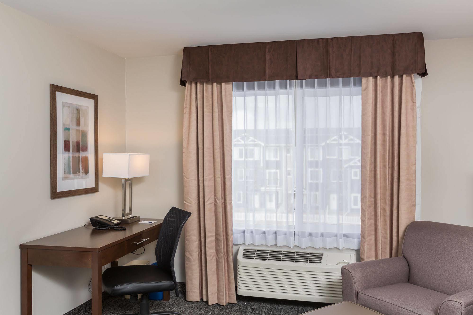 Best Western Plus Chestermere Hotel Екстер'єр фото